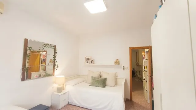 Se vende piso en calle Valencia — 33