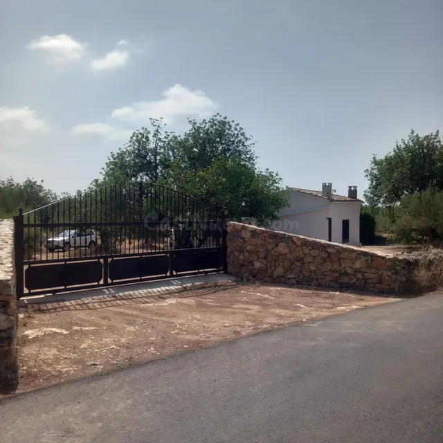 Finca rústica con casa de campo reformada, olivos, algarrobo