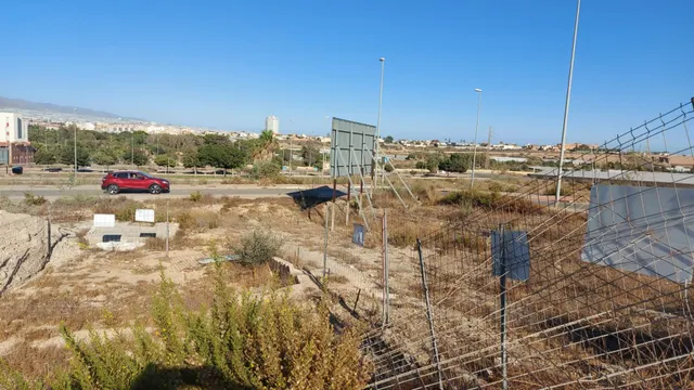 Solar en venta en La Loma para duplex con sotano — 2