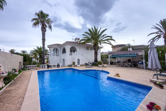 Chalet independiente con gran parcela, piscina privada y amp