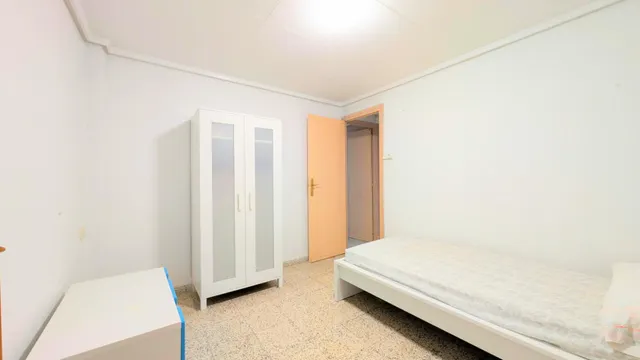 ¡ZONA CORAZÓN DE JESÚS, JUNTO A REINA VICTORIA¡  ¡PISO 3º REAL DE 3 DORMITORIOS DOBLES, 1 BAÑO Y BALCÓN¡ — 19