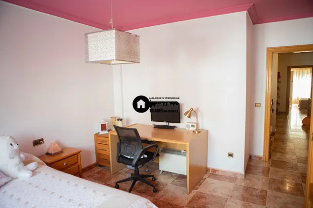 Se vende edificio completo de tres plantas  con garaje, patios privados y solárium — 40