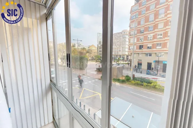 Vivienda amplia con vistas a la Plaza Fadrell de 4 habitacio - foto 2