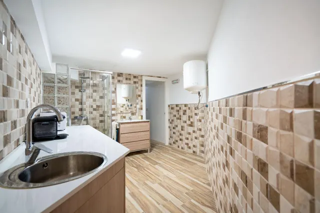 LOCAL COMERCIAL EN CALLE REYES CATOLICOS 12 — 21