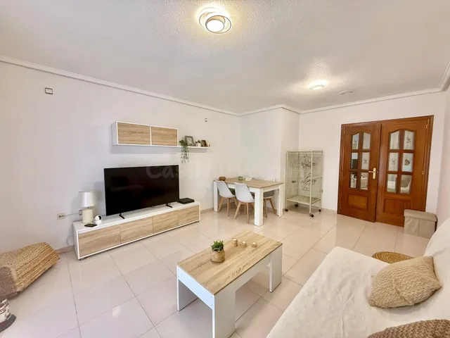 ESUPENDA VIVIENDA EN ORIHUELA, SEMI-NUEVA, RODEADA DE SERVIC