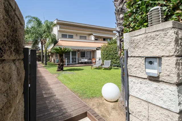 Espectacular Chalet Adosado Zona Centro de Salou - foto 4