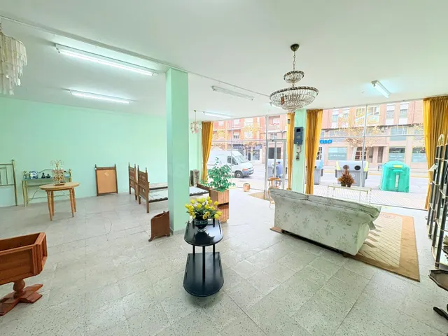 ¡Oportunidad Única! GIGANTE Local Comercial en Ponferrada -  - foto 3