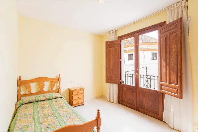 Albayzin bajo zona. piso 3 dormitorios. 2 baños. salón. cocina. calefacción. luminoso. — 7