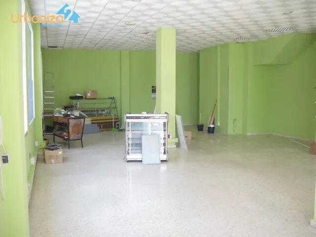 SE VENDE LOCAL DIAFANO DE ESQUINA CON GRANDES CRISTALERAS Y ACONDICIONADO EN  CTRA. OLIVENZA. — 4