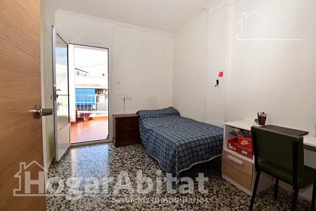 Amplitud y luz mediterránea en este piso totalmente reformado con terraza en Oliva — 15
