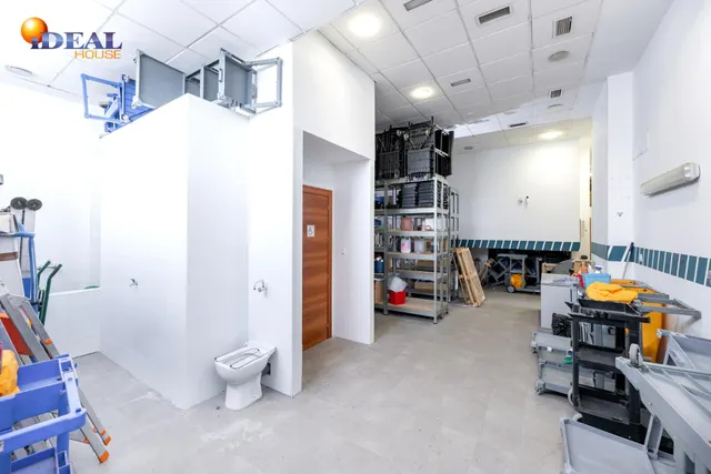 LOCAL COMERCIAL JUNTO AL CAMPUS DE LA SALUD — 23