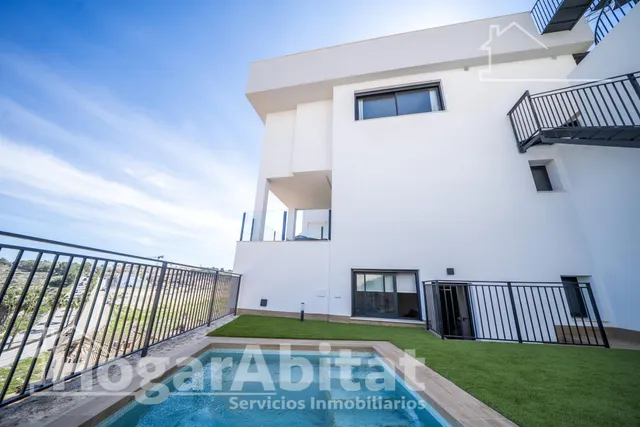 PRECIOSO ADOSADO A ESTRENAR CON PISCINA PRIVADA Y TERRAZA — 33