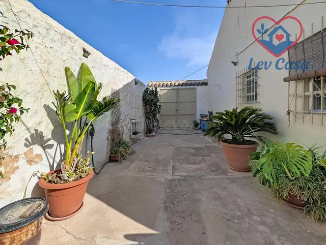 Casa de pueblo reformada con patio y parcela de 1.225 m2 en  - foto 2