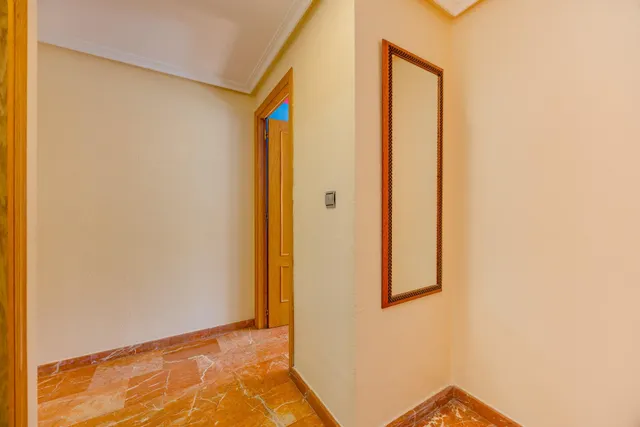 Amplio piso con 4 dormitorios, terraza y garaje en el centro de Torrevieja — 31