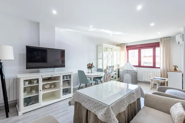 Amplia casa de 182 m2 con patio, gran sótano y a menos de 5 minutos del metro — 2