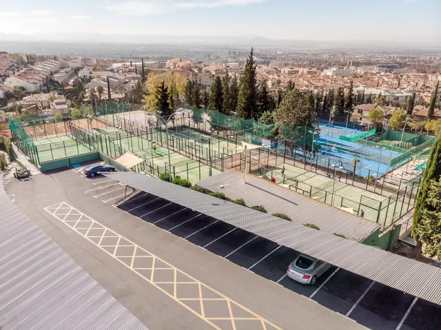 chalet independiente con la mejor parcela en la prestigiosa  urbanización de el serrallo — 39