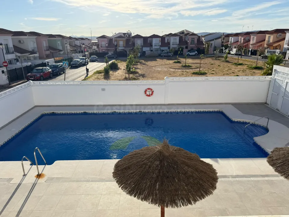 CHALET ADOSADO EN ESQUINA CON PISCINA COMUNITARIA EN FUENTE DE PIEDRA