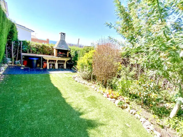 Casa adosada de 5 habitaciones, jardín y zona comunitaria co - foto 3