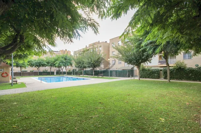 VIVIENDA EN FINCA SEMINUEVA CON PISCINA. AMPLIO BALCÓN Y VISTAS DESPEJADAS. — 35