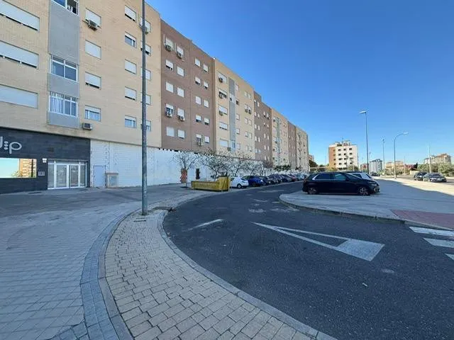 LOCALES EN POLIGONO RESIDENCIAL