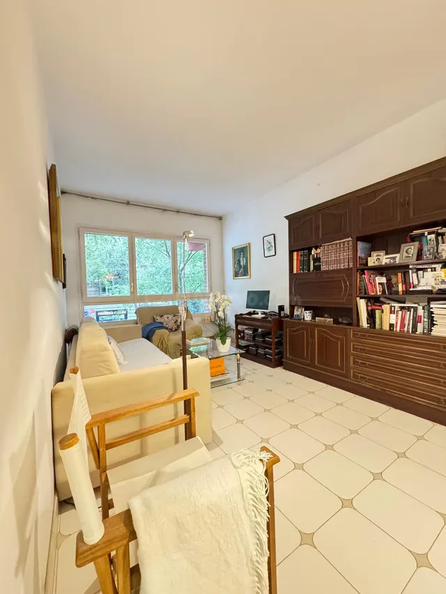 PISO DE 4 habitaciones Y DOS BAÑOS EN LA CALLE CALABRIA CERCA DEL SAGRADO CORAZÓN — 4