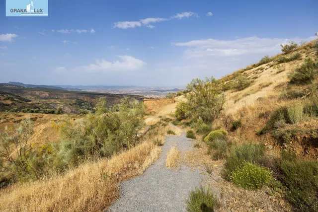 En Venta Maravilloso Paraje Natural, a medio camino entre Granada y Sierra Nevada, a veinte minutos en coche, desde cada una de ellas. — 14