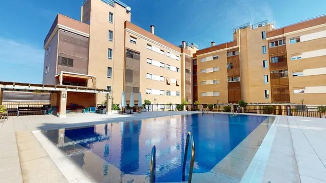 PISO DE RECIENTE CONSTRUCCIÓN CON AMPLIA TERRAZA, PISCINA, GARAJE Y TRASTERO — 40