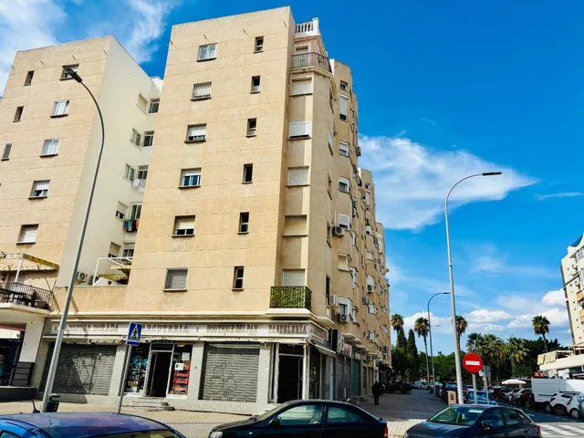 Amplio y luminoso  piso avda. isaac peral (carretera cadiz) — 28