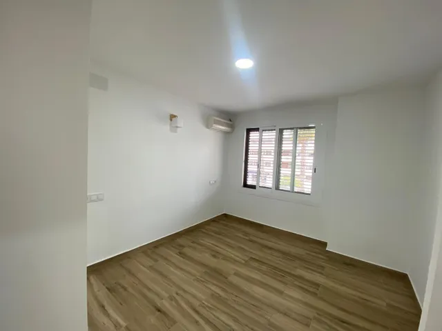 Reformado apartamento en primera línea de Torrevieja con vistas laterales al mar y piscina — 7