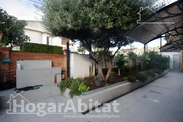 Atractivo chalet amplio con piscina privada, garaje y terraza, todo amueblado y cerca de la playa. — 16