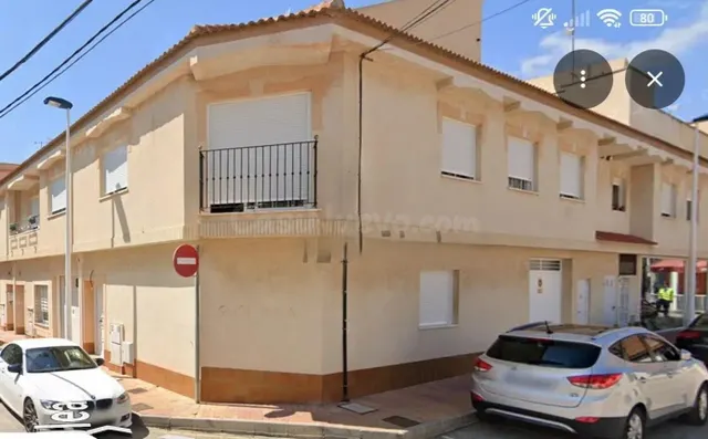 ¡Amplia casa adosada con energía solar y garaje en San Pedro