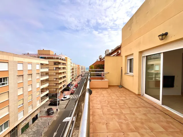 ATICO CON IMPRESIONANTE TERRAZA A TAN SOLO 10mts DE LA PLAYA DEL CURA — 24