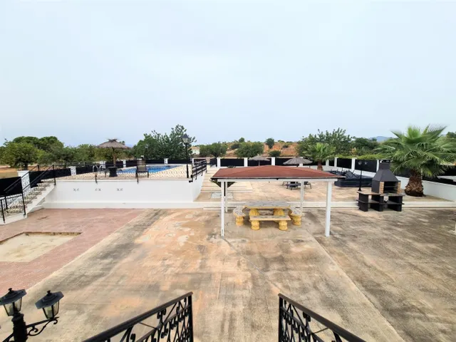 PRECIOSO CHALET CON PISCINA, CASA DE INVITADOS Y GRANDES TERRAZAS JUNTO A LLÍRIA — 42