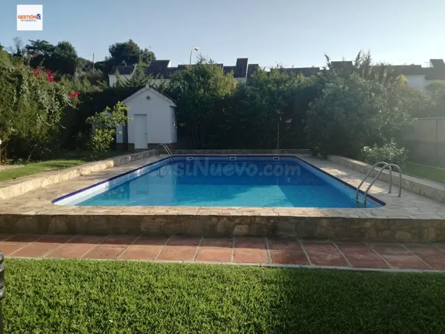 Casa independiente en parcela de 975 m2 con piscina