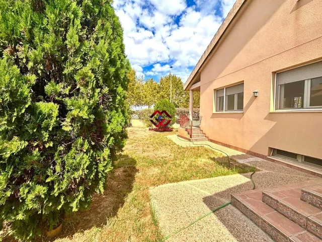 Chalet con gran parcela, piscina y buhardilla en San Javier  - foto 4