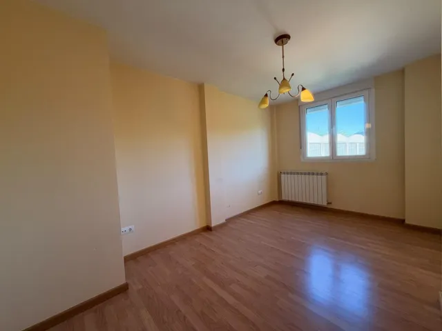 VENTA: Amplio Chalet en la Exclusiva Zona de Compostilla. — 14