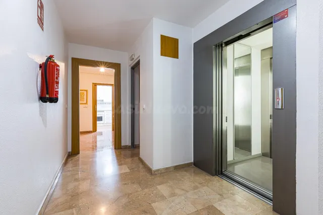 Piso de 3 dormitorios con garaje incluido en el Infante, Murcia — 4