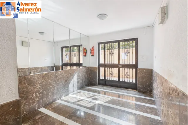 Piso 3 habitaciones en Calle Santa Margarita, junto Cmno. Bajo de Huétor — 28