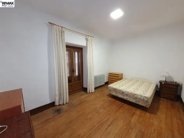 Amplia casa en sitio privilegiado. — 23