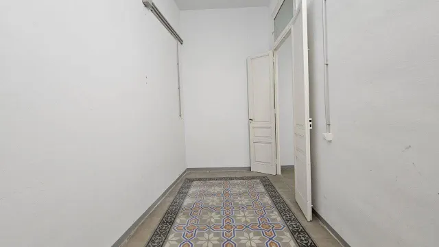Edifificio neoclasico en el centro de Figueres. — 16