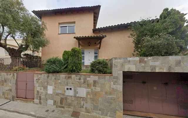 SE VENDE casa independiente OKUPADA en Calle Maresme Y Garro