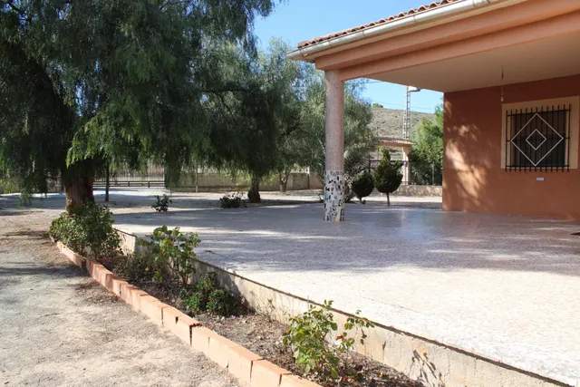 Te ofrecemos este chalet con casa de 200 metros cuadrados y 5.500 metros cuadrados de parcela! — 2