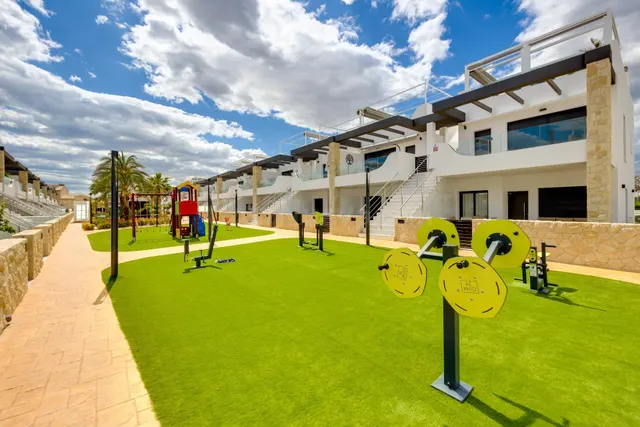 PRECIOSO BUNGALOW PLANTA ALTA CON SOLÁRIUM, TERRAZA, PISCINA - foto 4