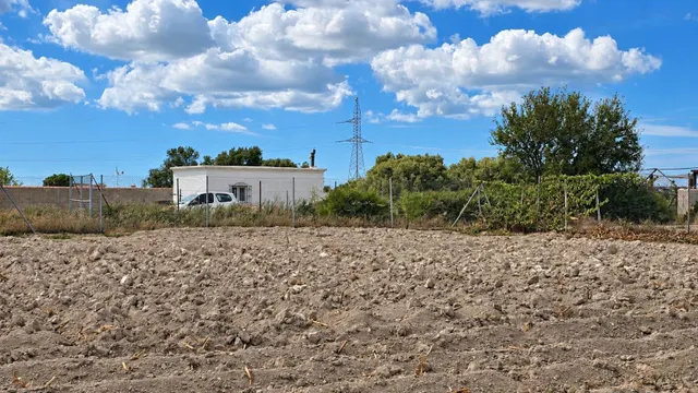 PARCELA SEGREGADA - RÚSTICA CON EDIFICACIÓN PARA REFORMAR EN - foto 3