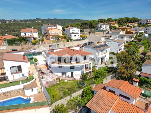 Amplia casa con gran potencial en Mas Romeu, Lloret de Mar - foto 2