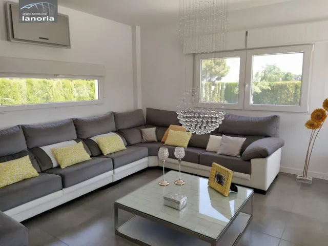 Grupo la Noria Vende Chalet Urbano de 370m2 a pocos km de Albacete. — 41