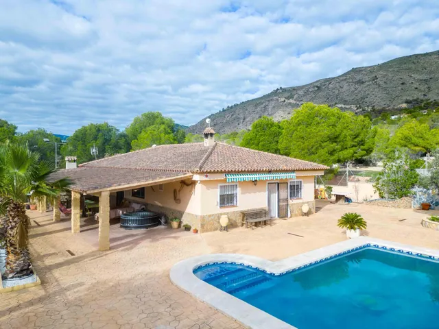 Preciosa finca Chalet con 4 dormitorios y 3.000 m2 de parcel - foto 3
