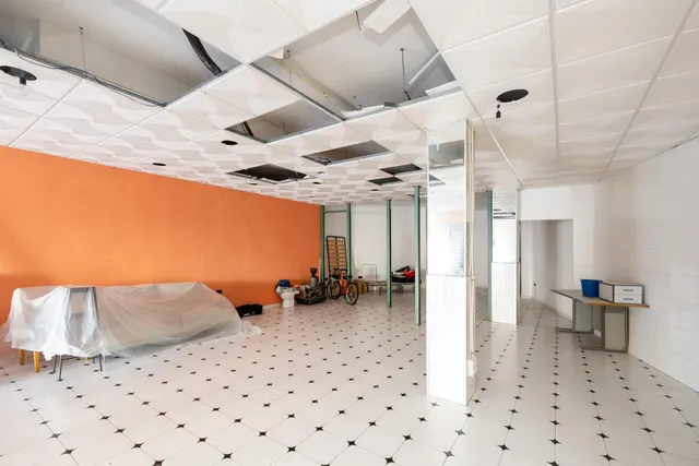Local de 130 m2, diafano en Gojar, cerca del centro, en zona residencial con mucho paso de vehiculos — 3