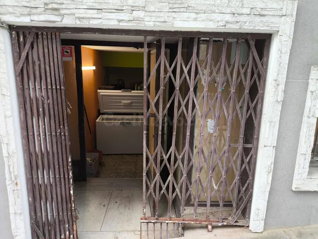 Oportunidad de Inversión en Semisótano Comercial para Hostel - foto 3