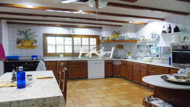 Sensacional villa en urbanización Santa Bárbara. / HH Asesores inmobiliarios. — 31